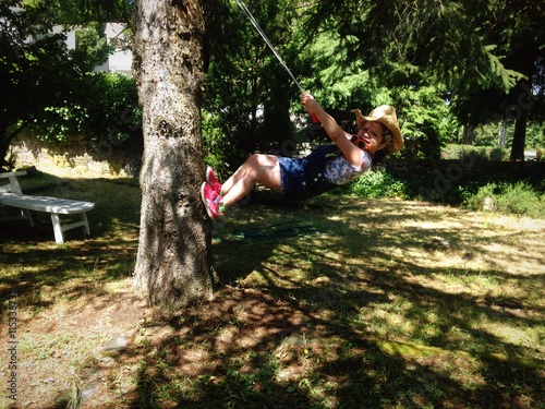 Niña trepando un árbol