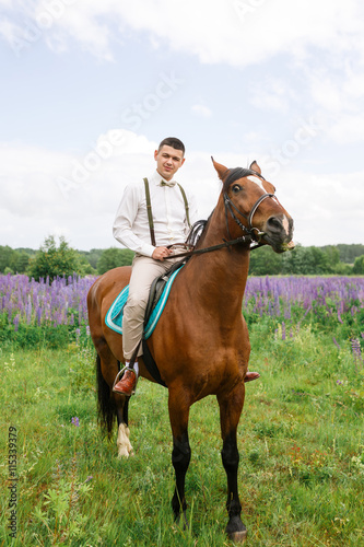 Riding the groom on the field © castenoid
