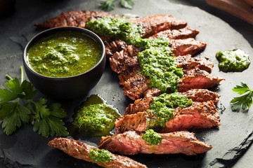 Fototapete Steakhouse Skirt Steak mit Chimichurri Sauce  © Brent Hofacker