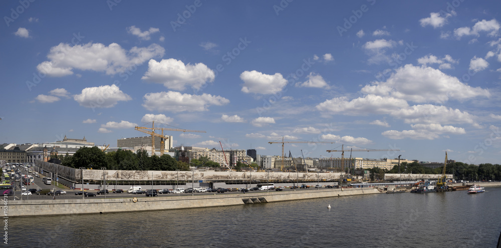 Строительство парка Зарядье в Москве. Москворецкая набережная.