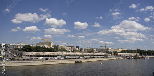 Строительство парка Зарядье в Москве. Москворецкая набережная. © kedrova