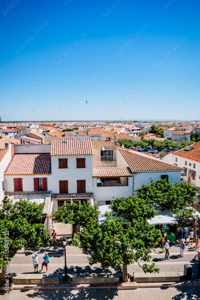 Fototapeta premium Panorama des Saintes-Maries-de-la-Mer vu du haut de l'église fortifiée Notre-Dame-de-la-Mer