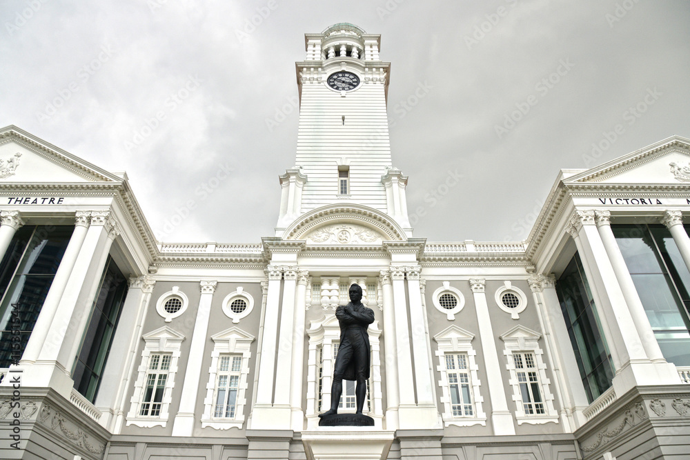 Ταπετσαρία Statue of Sir Stamford Raffles (the founder of the modern Singapore) outside the Victoria Concert Hall