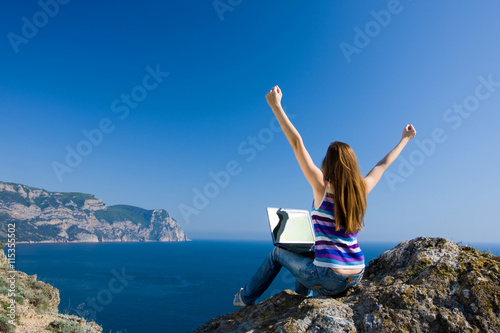 woman with laptop and sea