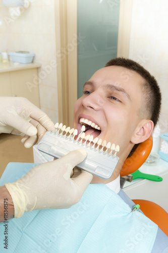 Define and select the color of the teeth in the dentist's chair.