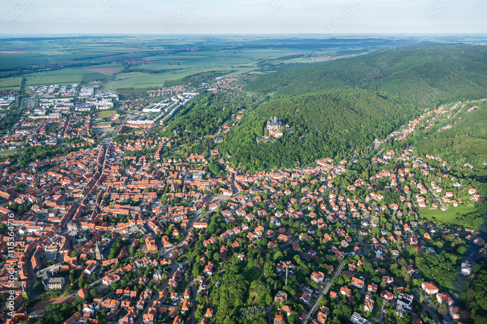 Luftbild Wernigerode mit wernigeröder Schloss im Mittelpunkt und Blick in das Tal von Nöschenrode
