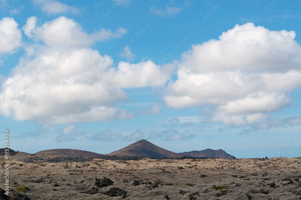 Islanda: paesaggio islandese con campi di lava nella Penisola di Reykjanes il 16 agosto. In Islanda ci sono molti campi di lava di rocce nere coperte da un tappeto di muschio 