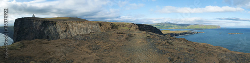 Islanda: vista panoramica della scogliera e del faro di Dyrholaey il 18 agosto 2012. Il faro di Dyrholaey fu costruito nel 1927 vicino Vik i Myrdal, il villaggio più a sud di Islanda