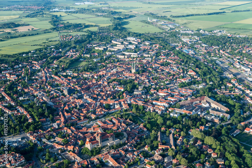 UNESKO-Welterbestadt Quedlinburg am Harz, im Vordergrund die romanische Stiftskirche (Süd-West Ansicht)