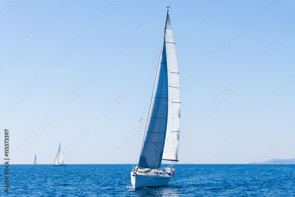 Naklejka premium sail of a sailing boat. sailing yacht on the water