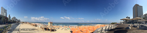 Tel Aviv, Israele - Agosto 31, 2015: Lungomare di Tel Aviv, ombrelloni, grattacieli, spiaggia e mare 