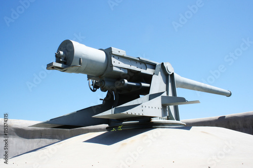 Breech layout anti-ship guns