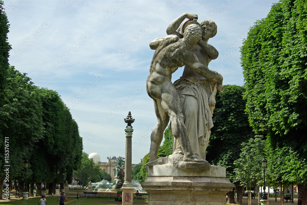 Statues au jardin des Grands Explorateurs à Paris, France Statues au jardin des Grands Explorateurs à Paris, France