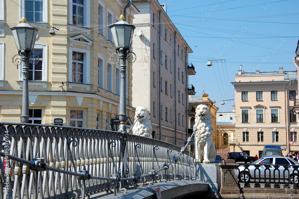 Fototapeta premium Lion's Bridge in Saint-Petersburg, Russia 