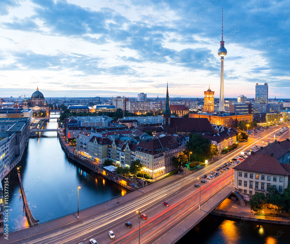 Fototapeta premium Skyline Berlina nocą