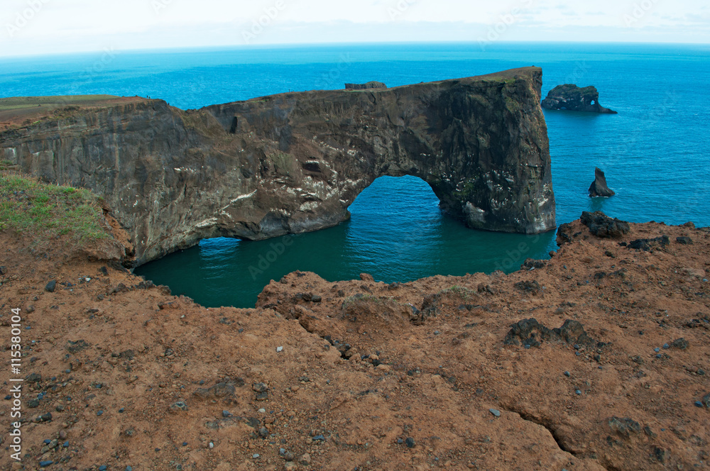 Islanda: l'arco di roccia di Dyrholaey il 18 agosto 2012. L'arco di roccia, sul promontorio di Dyrholaey, è una delle maggiori attrazioni della zona