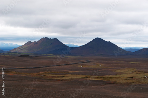 Islanda: il paesaggio islandese con nuvole e montagne il 20 agosto 2012. Il paesaggio islandese è considerato in tutto il mondo unico e diverso da qualsiasi altro sul pianeta