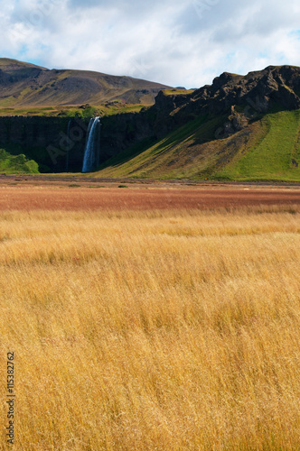 Islanda: vista panoramica della cascata di Seljalandsfoss il 18 agosto 2012. Seljalandsfoss è una delle cascate più famose d'Islanda e ha un salto di 60 metri