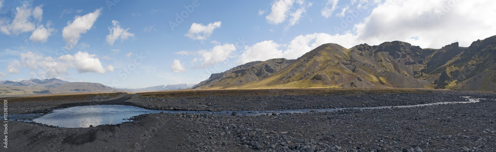 Islanda: una strada sterrata e il paesaggio islandese il 20 agosto 2012. Il paesaggio islandese è considerato in tutto il mondo unico e diverso da qualsiasi altro sul pianeta