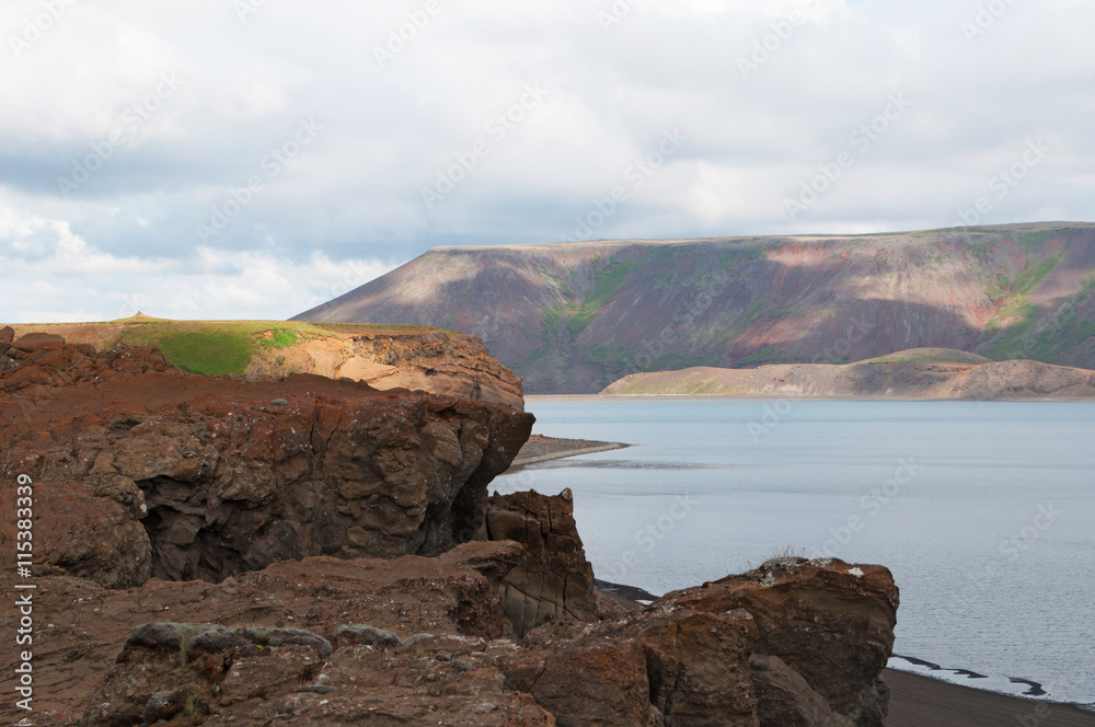 Islanda: vista del lago Kleifarvatn nella penisola di Reykjanes, il 17 agosto 2012. Kleifarvatn è il lago più grande della regione e uno dei più profondi del paese Islanda: vista del lago Kleifarvatn nella penisola di Reykjanes, il 17 agosto 2012. Kleifarvatn è il lago più grande della regione e uno dei più profondi del paese