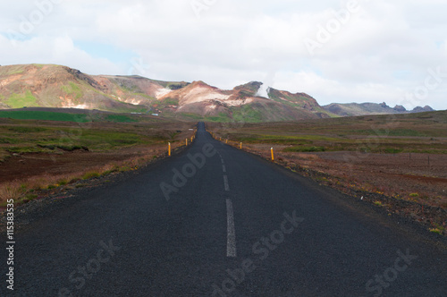Islanda: una strada e il paesaggio islandese il 20 agosto 2012. Il paesaggio islandese è considerato in tutto il mondo unico e diverso da qualsiasi altro sul pianeta