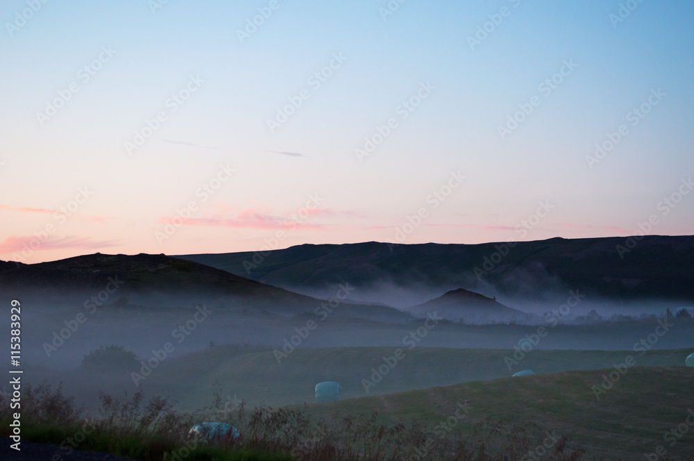 Islanda: il paesaggio islandese al tramonto, con la nebbia e i covoni di fieno il 20 agosto 2012. Il paesaggio islandese è considerato in tutto il mondo unico e diverso da qualsiasi altro sul pianeta