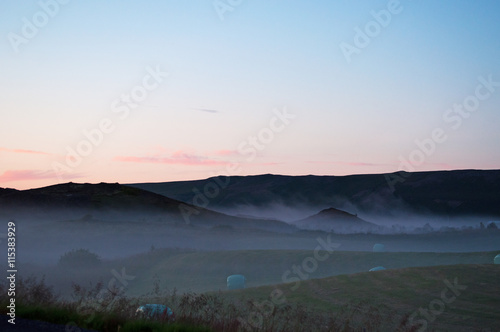 Islanda  il paesaggio islandese al tramonto  con la nebbia e i covoni di fieno il 20 agosto 2012. Il paesaggio islandese    considerato in tutto il mondo unico e diverso da qualsiasi altro sul pianeta