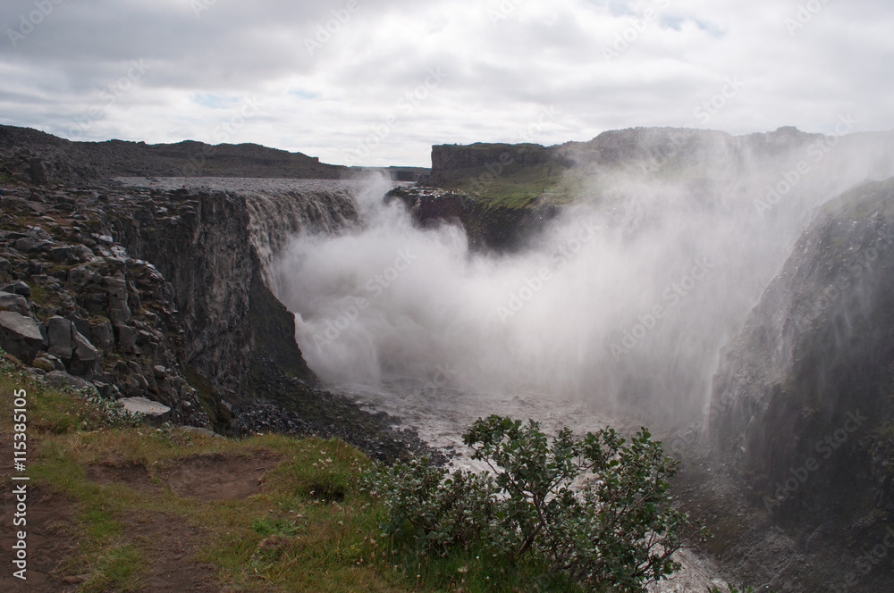 Islanda: la cascata Dettifoss il 20 agosto 2012. Dettifoss, la cascata dell'Acqua che Rovina, è più grande d'Europa con una larghezza di 100 metri e un salto di 40 metri Islanda: la cascata Dettifoss il 20 agosto 2012. Dettifoss, la cascata dell'Acqua che Rovina, è più grande d'Europa con una larghezza di 100 metri e un salto di 40 metri