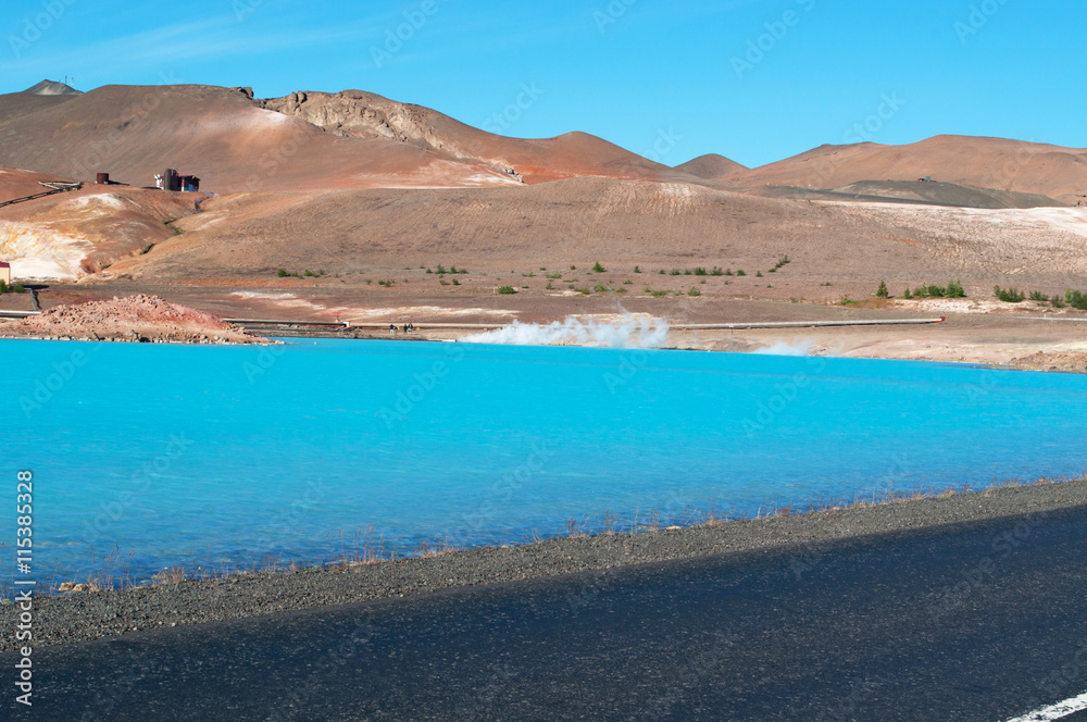 Islanda: vista della laguna azzurra della stazione geotermale di Bjarnarflag nell'area del lago Myvatn il 28 agosto 2012