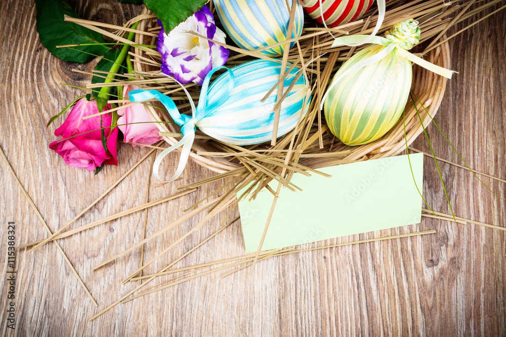 Obraz premium Easter eggs with flowers on wooden background