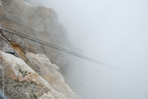 Zugspitze - najwyższy szczyt górski w Niemczech. Liny kolejki w chmurach.