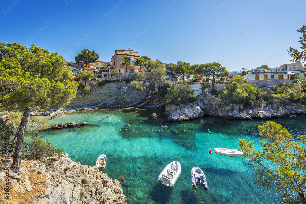 Naklejka premium Zatoka Cala Fornells na Majorce
