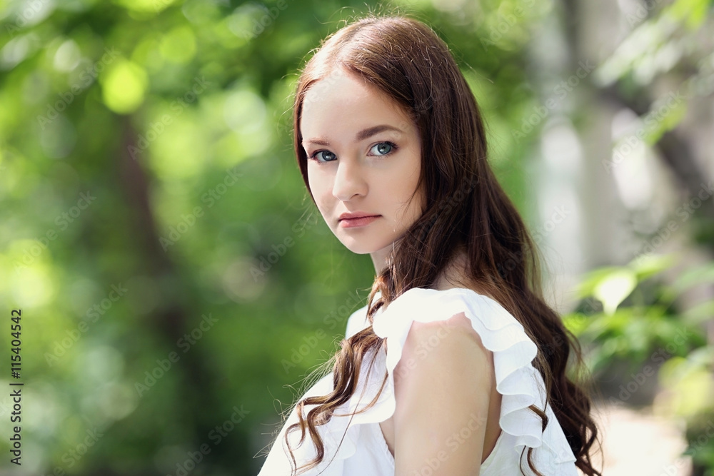 Naklejka premium Beautiful girl relaxing in green park