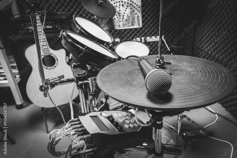 Fototapeta premium selective focus the microphone and music instruments .