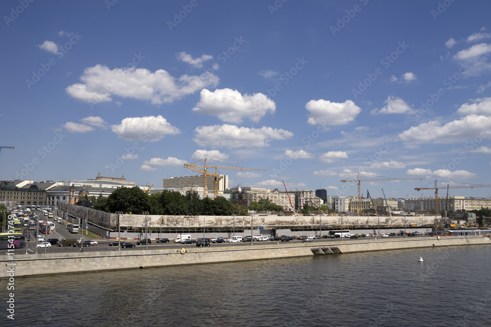 Obraz premium Москворецкая набережная, строительство парка Зарядье в Москве.