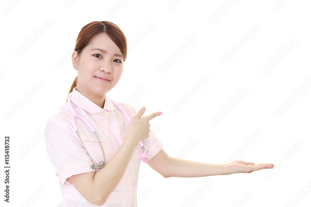 案内する看護師 案内する看護師