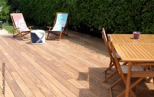 terrasse en bois exotique et salon de jardin photo