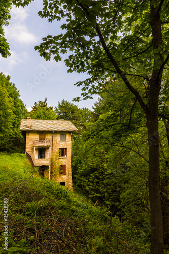 Casa abbandonata nei boschi © endemico