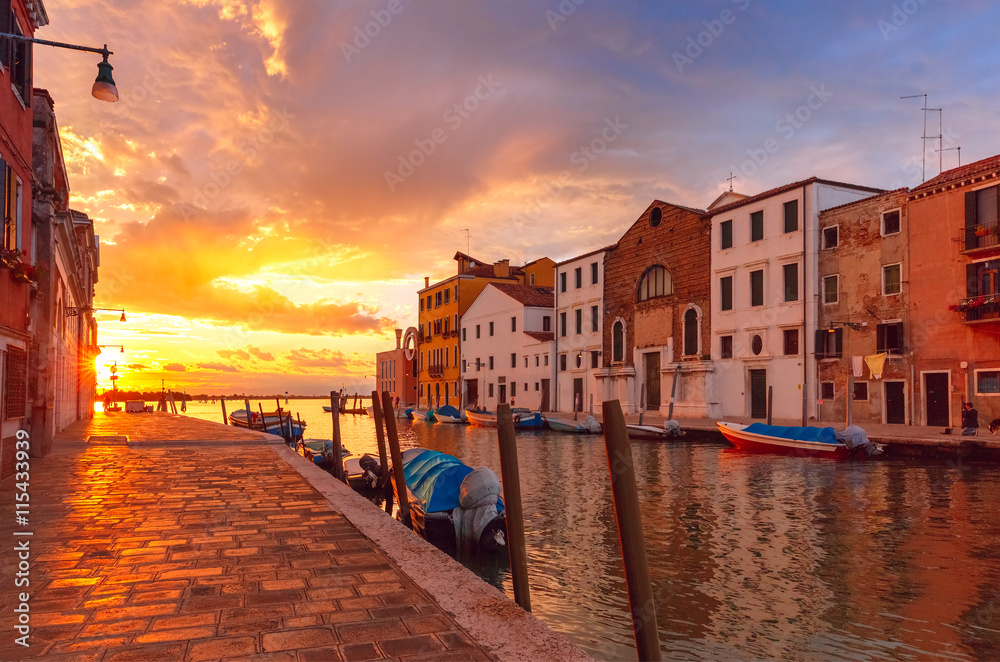 Obraz premium Grandiose sunset on the canal Cannaregio in Venice, Italy