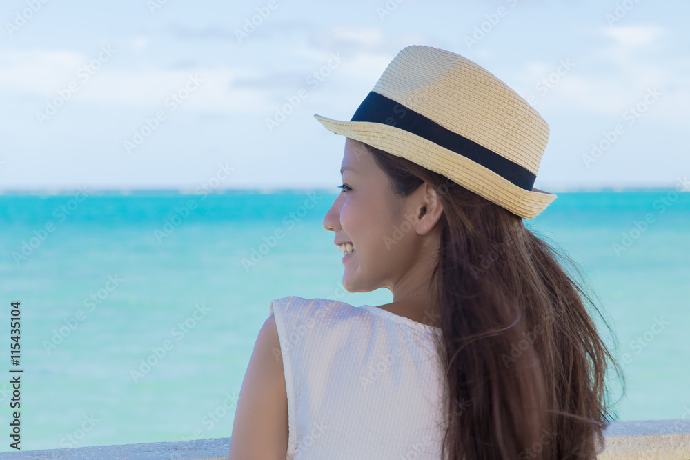 沖縄の海と若い女性