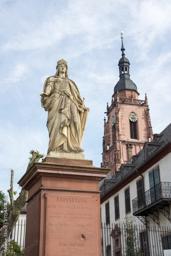 Kriegerdenkmal mit Germaniastatue und Eltzer Hof in Eltville am Rhein, Rheingau, Hessen