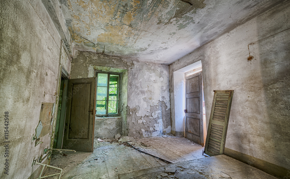 Obraz premium Altes verlassenes Hotel in Norditalien