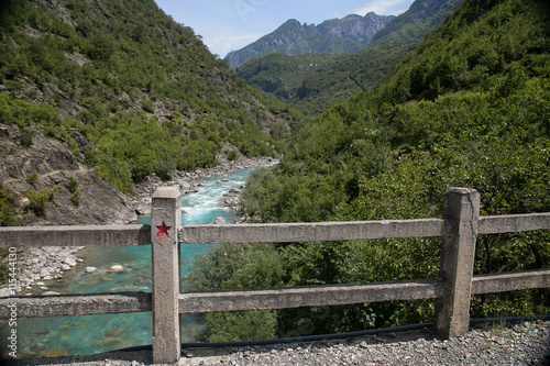 Roter Stern auf Brücke über den Ljimi i Cemit bei Tamare im Norden Albaniens