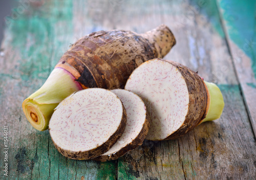 Cuadro en lienzo taro root on wooden