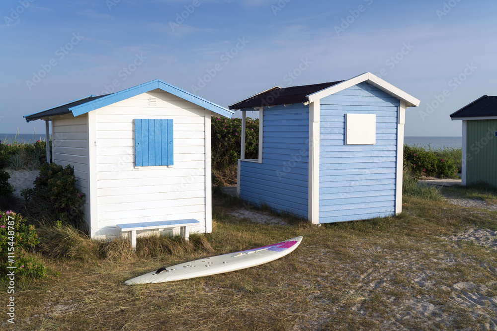 Strandhütten und Surfbrett am Strand von Skanör, Südschweden Strandhütten und Surfbrett am Strand von Skanör, Südschweden
