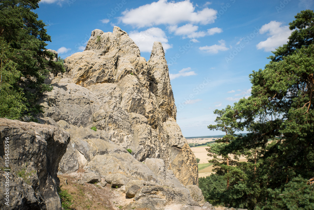 Teufelsmauer mit Blick ins Tal Teufelsmauer mit Blick ins Tal