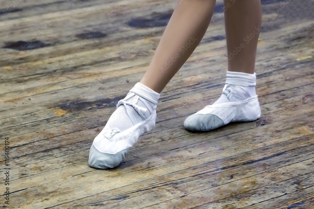 Children's feet in ballet pointe Children's feet in ballet pointe