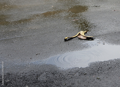 Obraz na płótnie Banana peel left on hard concrete w salonie