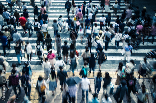 横断歩道を渡る人々