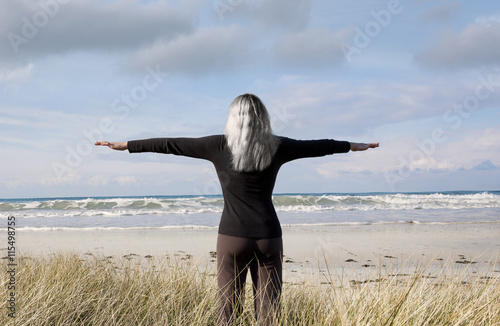Frau mit Weißen Haaren am Meer